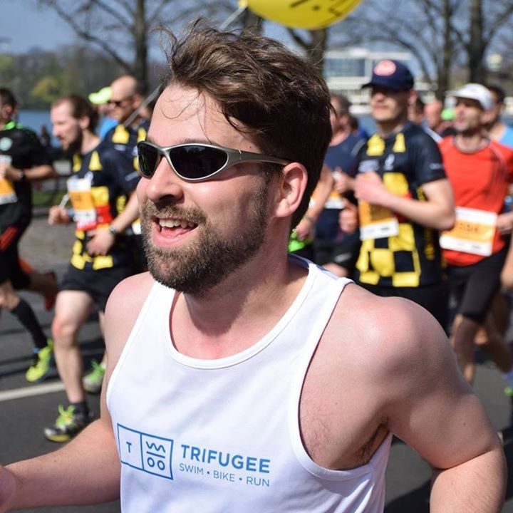 Jannis lachend beim Halbmarathon in Hannover